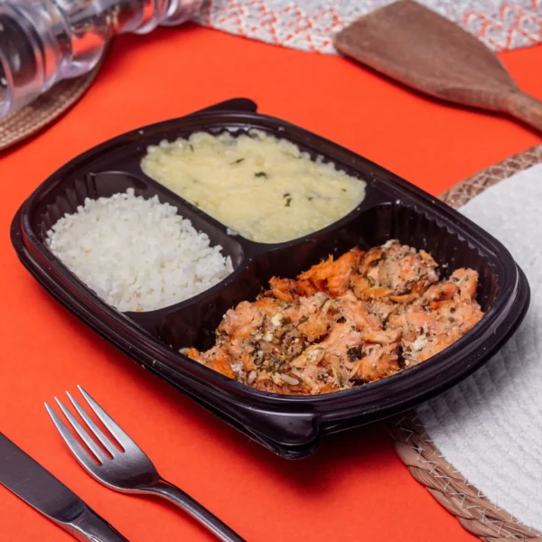 Marmita de Salmão com Arroz e Purê