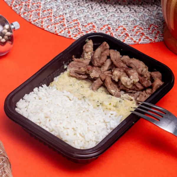 Marmita de Bisteca Suína com Arroz e Purê
